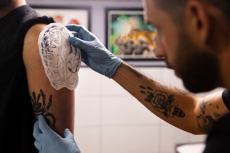 Qual significado da tatuagem do tio patinhas para a polícia?